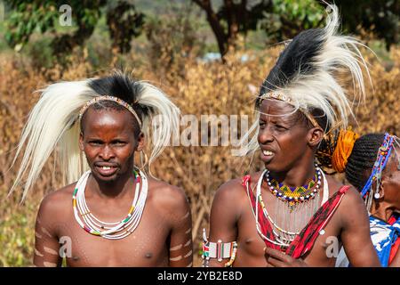 Hommes Masai en costumes tribaux traditionnels, Masai Mara, Afrique Banque D'Images