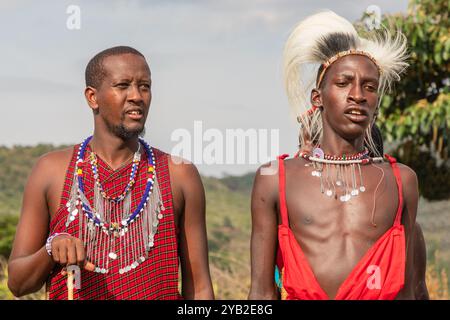 Hommes Masai en costumes tribaux traditionnels, Masai Mara, Afrique Banque D'Images