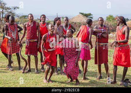 L'Adumu, également connue sous le nom de danse de saut Massaï, est un type de danse pratiquée par les Massaï du Kenya et de Tanzanie. Général des jeunes guerriers Massaï Banque D'Images