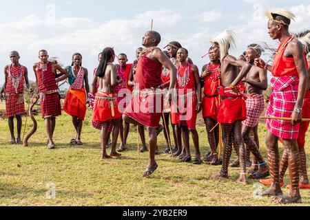 L'Adumu, également connue sous le nom de danse de saut Massaï, est un type de danse pratiquée par les Massaï du Kenya et de Tanzanie. Général des jeunes guerriers Massaï Banque D'Images