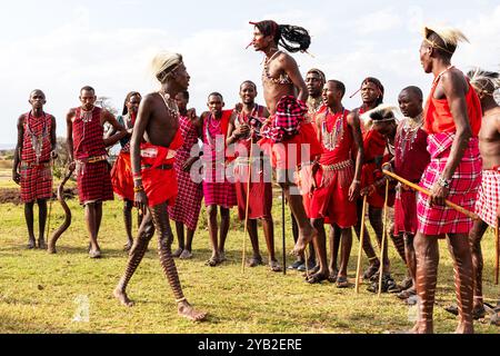 L'Adumu, également connue sous le nom de danse de saut Massaï, est un type de danse pratiquée par les Massaï du Kenya et de Tanzanie. Général des jeunes guerriers Massaï Banque D'Images