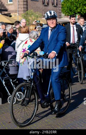 Dinkelland, pays-Bas, 2024-10-16 15:04:45 DINKELLAND, 16-10-2024, le roi Willem Alexander et le président fédéral allemand Frank-Walter Steinmeier sont en visite de travail dans la municipalité de Dinkelland. La visite est axée sur la coopération dans divers domaines dans cette région frontalière germano-néerlandaise. PHOTO : NLBeeld/POOL/Schoemaker crédit : NL Beeld / Patrick van EMST Banque D'Images