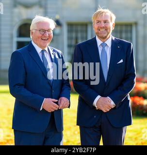 Dinkelland, pays-Bas, 2024-10-16 16 16:33:05 DINKELLAND, 16-10-2024, le roi Willem Alexander et le président fédéral allemand Frank-Walter Steinmeier sont en visite de travail dans la municipalité de Dinkelland. La visite est axée sur la coopération dans divers domaines dans cette région frontalière germano-néerlandaise. PHOTO : NLBeeld/POOL/Schoemaker crédit : NL Beeld / Patrick van EMST Banque D'Images