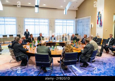 Dinkelland, pays-Bas, 2024-10-16 15:27:32 DINKELLAND, 16-10-2024, le roi Willem Alexander et le président fédéral allemand Frank-Walter Steinmeier sont en visite de travail dans la municipalité de Dinkelland. La visite est axée sur la coopération dans divers domaines dans cette région frontalière germano-néerlandaise. PHOTO : NLBeeld/POOL/Schoemaker crédit : NL Beeld / Patrick van EMST Banque D'Images