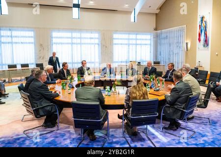 Dinkelland, pays-Bas, 2024-10-16 15:27:31 DINKELLAND, 16-10-2024, le roi Willem Alexander et le président fédéral allemand Frank-Walter Steinmeier sont en visite de travail dans la municipalité de Dinkelland. La visite est axée sur la coopération dans divers domaines dans cette région frontalière germano-néerlandaise. PHOTO : NLBeeld/POOL/Schoemaker crédit : NL Beeld / Patrick van EMST Banque D'Images