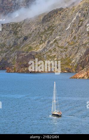 Prince Christian Sound, Groenland - 29 août 2024 : petit yacht naviguant dans l'un des fjords du Prince Christian Sound, dans le sud du Groenland Banque D'Images