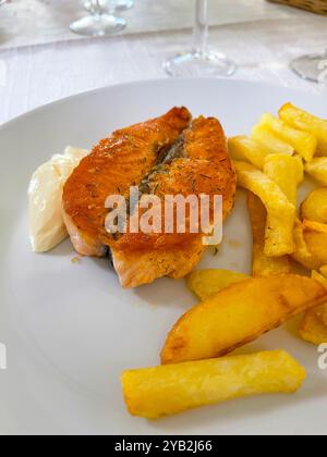 Tranche de saumon grillée avec frites. Banque D'Images