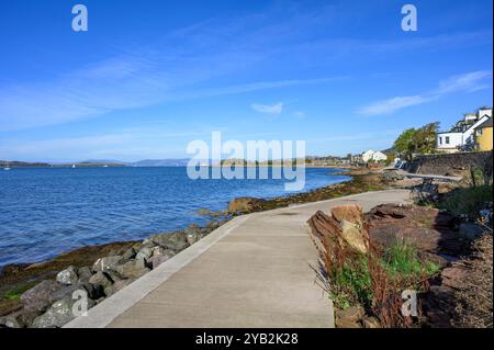 Vue vers le nord sur le sentier côtier Ayrshire à côté du village de Fairlie, North Ayrshire, Écosse, Royaume-Uni, Europe Banque D'Images