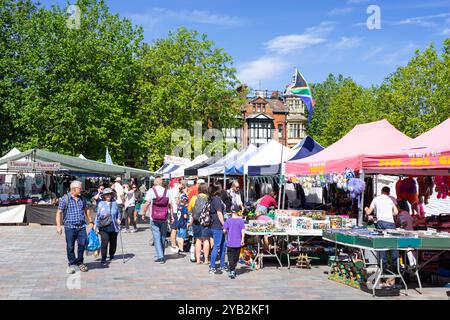 Les gens qui font du shopping au marché de Salisbury et les étals du marché sur la place du marché Guildhall Square Salisbury UK Salisbury Wiltshire England UK GB Europe Banque D'Images