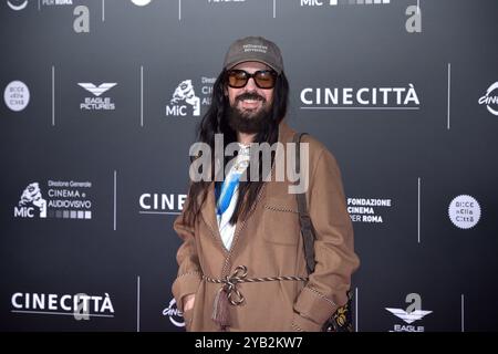 Rome, Italien. 16 octobre 2024. Créateur de mode italien et directeur créatif de Valentino, Alessandro Michele assiste au tapis rouge de pré-ouverture Megalopolis du 19ème Festival du film de Rome et du 22ème Alice Nella Citta' aux studios de Cinecitta. Rome (Italie), 14 octobre 2024. Crédit : dpa/Alamy Live News Banque D'Images