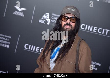 Rome, Italien. 16 octobre 2024. Créateur de mode italien et directeur créatif de Valentino, Alessandro Michele assiste au tapis rouge de pré-ouverture Megalopolis du 19ème Festival du film de Rome et du 22ème Alice Nella Citta' aux studios de Cinecitta. Rome (Italie), 14 octobre 2024. Crédit : dpa/Alamy Live News Banque D'Images