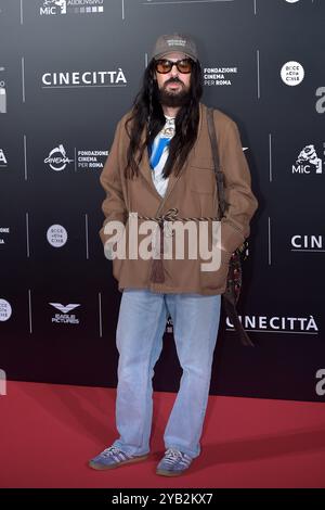 Rome, Italien. 16 octobre 2024. Créateur de mode italien et directeur créatif de Valentino, Alessandro Michele assiste au tapis rouge de pré-ouverture Megalopolis du 19ème Festival du film de Rome et du 22ème Alice Nella Citta' aux studios de Cinecitta. Rome (Italie), 14 octobre 2024. Crédit : dpa/Alamy Live News Banque D'Images