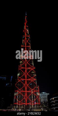 Dubaï : Lichtershow am Burj Khalifa. - Allabendlich wird das Burj Khalifa in Dubai zum Mittelpunkt einer farbenprächtigen Licht- und Lasershow. DAS wel Banque D'Images