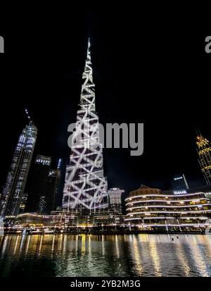 Dubaï : Lichtershow am Burj Khalifa. - Allabendlich wird das Burj Khalifa in Dubai zum Mittelpunkt einer farbenprächtigen Licht- und Lasershow. DAS wel Banque D'Images