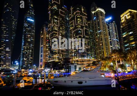 Dubaï : Nachts an der Marina. - Allabendlich werden die Hochhäuser rund um das Hafenbecken der Dubai Marina aufwendig mit Lichterketten und Scheinwerfe Banque D'Images