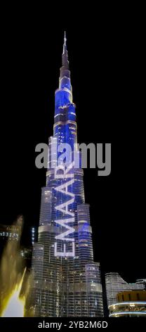 Dubaï : Lichtershow am Burj Khalifa. - Allabendlich wird das Burj Khalifa in Dubai zum Mittelpunkt einer farbenprächtigen Licht- und Lasershow. DAS wel Banque D'Images