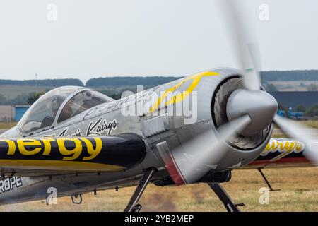 Le pilote acrobatique Jurgis Kayris réchauffe le moteur de l'avion Suhoi Su-31 (gros plan). Spectacle aérien Kosice 2024. Slovaquie, Europe. Banque D'Images