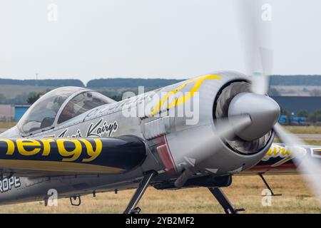 Le pilote acrobatique Jurgis Kayris réchauffe le moteur de l'avion Suhoi Su-31 (gros plan). Spectacle aérien Kosice 2024. Slovaquie, Europe. Banque D'Images