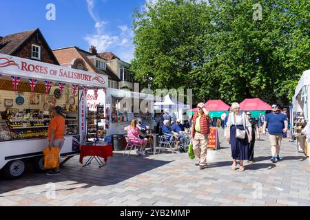 Les gens qui font du shopping au marché de Salisbury et les étals du marché à l'extérieur sur la place du marché Salisbury UK Salisbury Wiltshire England UK GB Europe Banque D'Images