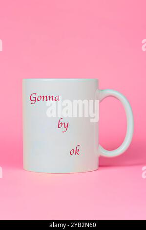 Une tasse avec la phrase écrite dessus : Gonna be OK. Banque D'Images