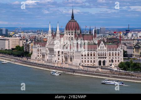 Vue aérienne du Danube et du bâtiment du Parlement hongrois dans le centre-ville, Budapest Banque D'Images