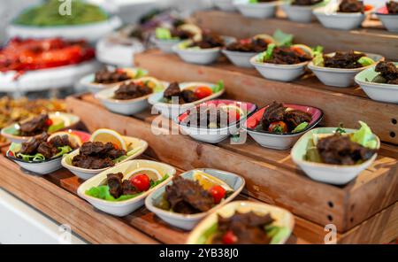 Kofta Chee garnie de tomates cerises et de citron. Banque D'Images