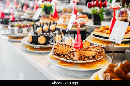 Cannoli italien à la crème et garniture au chocolat. Banque D'Images