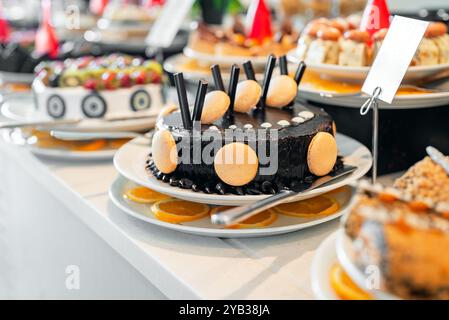 Gâteau au chocolat avec réglisse et biscuits. Banque D'Images