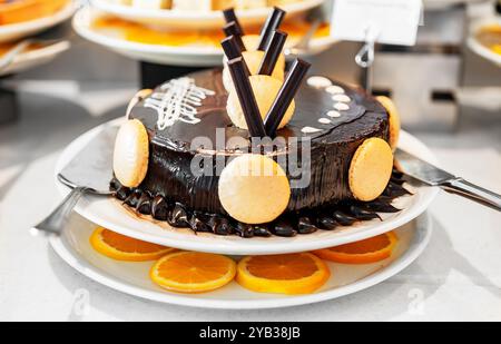 Gâteau au chocolat avec réglisse et biscuits. Banque D'Images