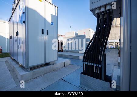 Plana nad Luznici, République tchèque. 16 octobre 2024. Lancement de la nouvelle installation de stockage par batteries de C-ENERGY à Plana nad Luznici, en République tchèque, le 16 octobre 2024, qui devrait devenir la plus grande de Tchéquie. Crédit : Vaclav Pancer/CTK photo/Alamy Live News Banque D'Images