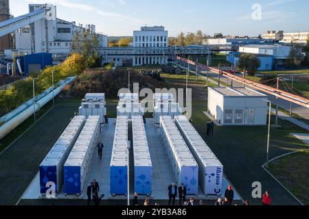 Plana nad Luznici, République tchèque. 16 octobre 2024. Lancement de la nouvelle installation de stockage par batteries de C-ENERGY à Plana nad Luznici, en République tchèque, le 16 octobre 2024, qui devrait devenir la plus grande de Tchéquie. Crédit : Vaclav Pancer/CTK photo/Alamy Live News Banque D'Images