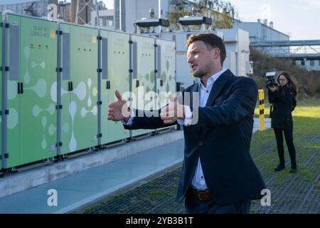 Plana nad Luznici, République tchèque. 16 octobre 2024. Lancement de la nouvelle installation de stockage par batteries de C-ENERGY à Plana nad Luznici, en République tchèque, le 16 octobre 2024, qui devrait devenir la plus grande de Tchéquie. Josef Havlik, responsable de la stratégie C-ENERGY. Crédit : Vaclav Pancer/CTK photo/Alamy Live News Banque D'Images