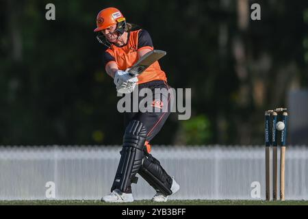 Sydney, Australie. 16 octobre 2024. Zoe Britcliffe de Perth Scorchers est éliminée par Taneale Peschel de Sydney Thunder lors du T20 Spring Challenge match entre Sydney Thunder et Perth Scorchers au Cricket Central de Sydney, en Australie. Crédit : SOPA images Limited/Alamy Live News Banque D'Images