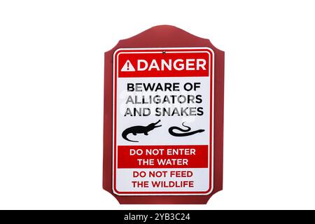 Signe de danger ne pas nourrir la faune ne pas entrer dans l'eau méfiez-vous des alligators et des serpents Banque D'Images
