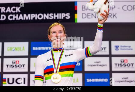 BALLERUP - 16/10/2024, Lorena Wiebes lors de la cérémonie de remise des médailles pour le sprint par équipe lors de la première journée des Championnats du monde de cyclisme sur piste au Ballerup Super Arena. ANP IRIS VAN DEN BROEK Banque D'Images