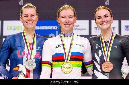 BALLERUP - 16/10/2024, Lorena Wiebes lors de la cérémonie de remise des médailles pour le sprint par équipe lors de la première journée des Championnats du monde de cyclisme sur piste au Ballerup Super Arena. ANP IRIS VAN DEN BROEK Banque D'Images