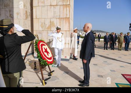 Bizerte, Tunisie. 15 octobre 2024. Le Président de la République, KaÃ¯s SaÃ¯ed, a présidé la cérémonie officielle à Bizerte pour commémorer le 61e anniversaire du jour de l'évacuation. Dès son arrivée, le Chef de l’État a salué le drapeau au son de l’hymne national, avant de passer en revue un détachement des trois armes qui lui a rendu hommage. Il s'est ensuite rendu sur la place des Martyrs où il a déposé une couronne au pied du Mémorial des Martyrs et a récité la Fatiha en leur mémoire. A cette occasion, le Chef de l’État a rencontré des vétérans et des cadres de l’institution militaire. (Crédit image : © CH Banque D'Images