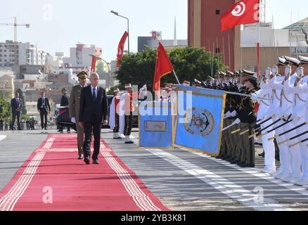 Bizerte, Tunisie. 15 octobre 2024. Le Président de la République, KaÃ¯s SaÃ¯ed, a présidé la cérémonie officielle à Bizerte pour commémorer le 61e anniversaire du jour de l'évacuation. Dès son arrivée, le Chef de l’État a salué le drapeau au son de l’hymne national, avant de passer en revue un détachement des trois armes qui lui a rendu hommage. Il s'est ensuite rendu sur la place des Martyrs où il a déposé une couronne au pied du Mémorial des Martyrs et a récité la Fatiha en leur mémoire. A cette occasion, le Chef de l’État a rencontré des vétérans et des cadres de l’institution militaire. (Crédit image : © CH Banque D'Images