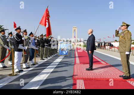 Bizerte, Tunisie. 15 octobre 2024. Le Président de la République, KaÃ¯s SaÃ¯ed, a présidé la cérémonie officielle à Bizerte pour commémorer le 61e anniversaire du jour de l'évacuation. Dès son arrivée, le Chef de l’État a salué le drapeau au son de l’hymne national, avant de passer en revue un détachement des trois armes qui lui a rendu hommage. Il s'est ensuite rendu sur la place des Martyrs où il a déposé une couronne au pied du Mémorial des Martyrs et a récité la Fatiha en leur mémoire. A cette occasion, le Chef de l’État a rencontré des vétérans et des cadres de l’institution militaire. (Crédit image : © CH Banque D'Images