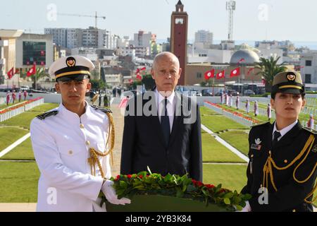 Bizerte, Tunisie. 15 octobre 2024. Le Président de la République, KaÃ¯s SaÃ¯ed, a présidé la cérémonie officielle à Bizerte pour commémorer le 61e anniversaire du jour de l'évacuation. Dès son arrivée, le Chef de l’État a salué le drapeau au son de l’hymne national, avant de passer en revue un détachement des trois armes qui lui a rendu hommage. Il s'est ensuite rendu sur la place des Martyrs où il a déposé une couronne au pied du Mémorial des Martyrs et a récité la Fatiha en leur mémoire. A cette occasion, le Chef de l’État a rencontré des vétérans et des cadres de l’institution militaire. (Crédit image : © CH Banque D'Images