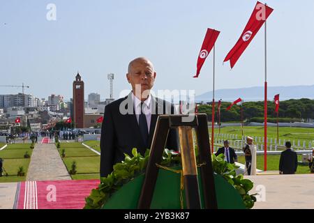 Bizerte, Tunisie. 15 octobre 2024. Le Président de la République, KaÃ¯s SaÃ¯ed, a présidé la cérémonie officielle à Bizerte pour commémorer le 61e anniversaire du jour de l'évacuation. Dès son arrivée, le Chef de l’État a salué le drapeau au son de l’hymne national, avant de passer en revue un détachement des trois armes qui lui a rendu hommage. Il s'est ensuite rendu sur la place des Martyrs où il a déposé une couronne au pied du Mémorial des Martyrs et a récité la Fatiha en leur mémoire. A cette occasion, le Chef de l’État a rencontré des vétérans et des cadres de l’institution militaire. (Crédit image : © CH Banque D'Images