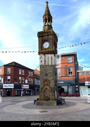 Tour d'horloge Ormskirk Lancashire. La Tour de l'horloge se trouve là où Aughton, Church, Burscough et Moor Streets se rencontrent. Il a été construit sur le site du Marke Banque D'Images