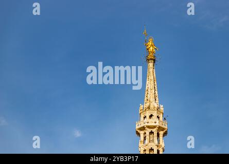 Une photo de la Madonnina au sommet du Duomo di Milano ou cathédrale de Milan. Banque D'Images