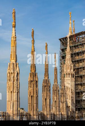 Une photo du Duomo di Milano ou de la cathédrale de Milan clochers et statues. Banque D'Images