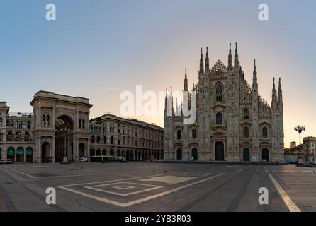 Une photo de la Piazza del Duomo au lever du soleil, avec le Duomo di Milano ou la Cathédrale de Milan sur la droite, et la Galleria Vittorio Emanuele II sur le L. Banque D'Images