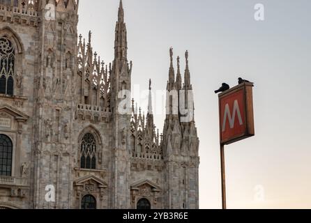 Une photo du panneau de métro Milano devant le Duomo di Milano ou la cathédrale de Milan. Banque D'Images