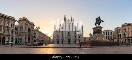 Une photo panoramique de la Piazza del Duomo au lever du soleil, avec le Duomo di Milano ou la Cathédrale de Milan au centre, la Galleria Vittorio Emanuele II sur Banque D'Images