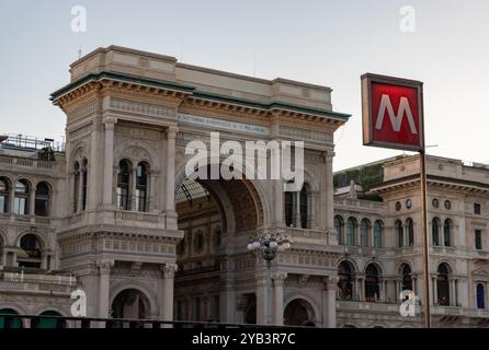 Une photo de la Galleria Vittorio Emanuele II, à Milan, au lever du soleil, à côté d'un panneau de métro. Banque D'Images