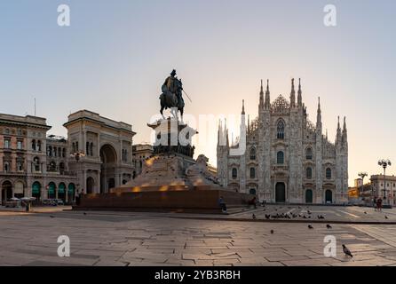 Une photo de la Piazza del Duomo au lever du soleil, avec le Duomo di Milano ou la Cathédrale de Milan sur la droite, la Galleria Vittorio Emanuele II sur la gauche, Banque D'Images