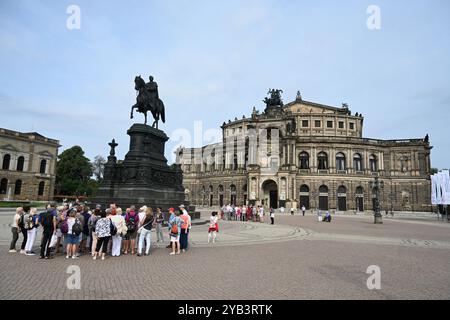 Dresde, Allemagne- 30 août 2024 : le Semperoper (Opéra d'État de Saxon) à Dresde. Banque D'Images